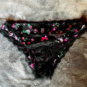 🌷💐🌸Victoria’s Secret panties, size small. EUC.